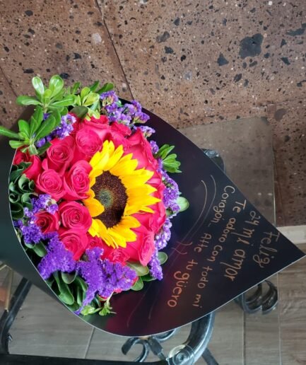 Ramo de 1 girasol brillante rodeado de 24 rosas rojas premium para envío sin costo en Ciudad Juárez.