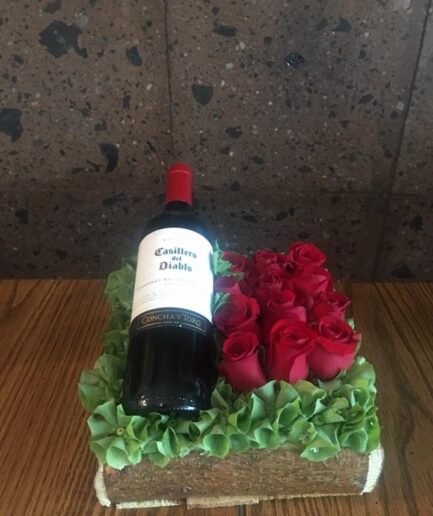 Caja de madera artesanal con 12 rosas rojas premium para entrega a domicilio en Ciudad Juárez.