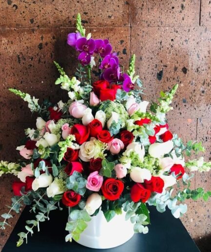Cilindro 60 rosas con Orquideas