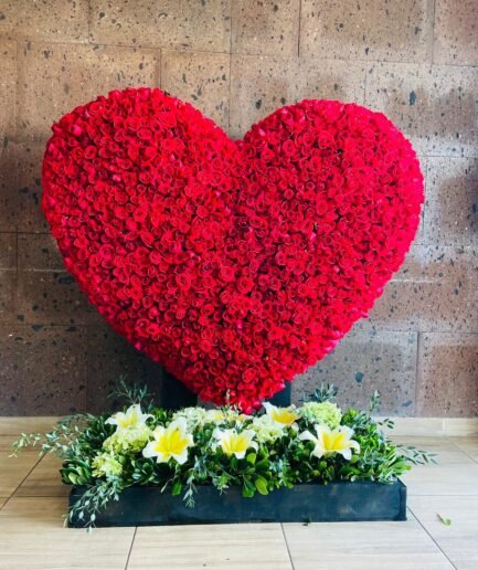 Corazón en Escultura de 1000 rosas