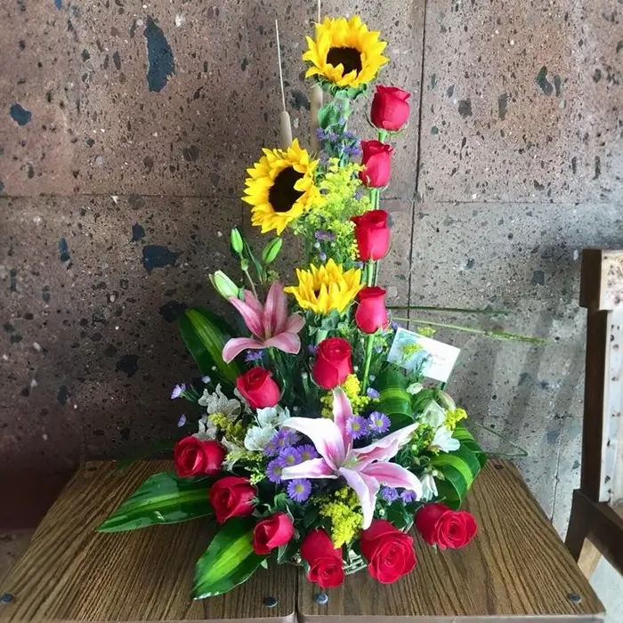 Docena de Rosas con Girasoles