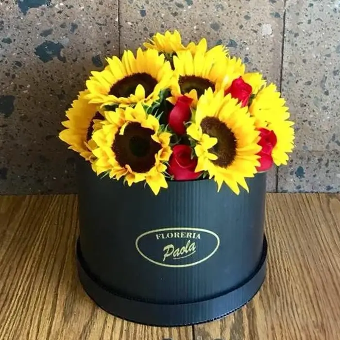 Cilindro Girasoles con Rosas