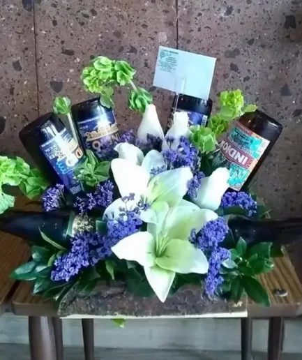 Caja con cervezas y 6 rosas