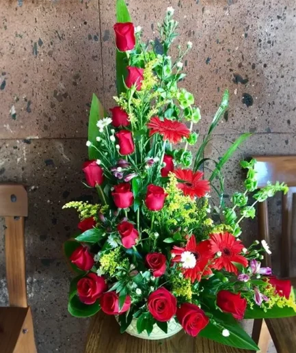 12 Rosas 6 Gerberas en Canasta