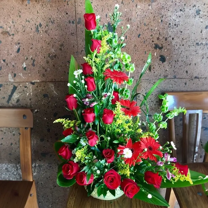 12 Rosas 6 Gerberas en Canasta