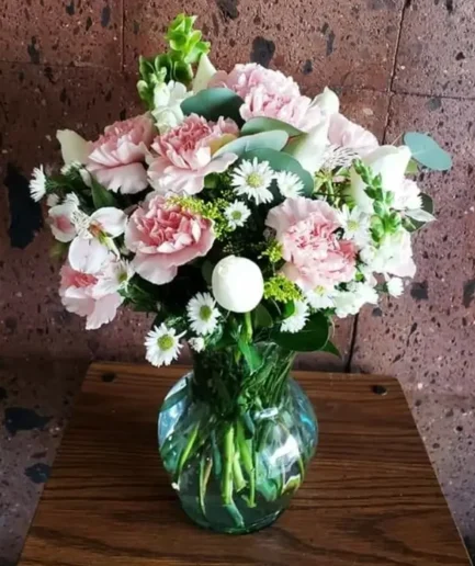 Arreglo floral de rosas y claveles rojos en florero de cristal para entrega en Ciudad Juárez y El Paso.