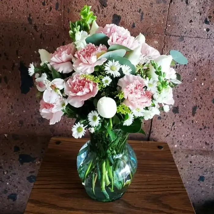 Arreglo floral de rosas y claveles rojos en florero de cristal para entrega en Ciudad Juárez y El Paso.