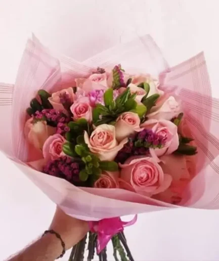 Ramo de 24 rosas rojas frescas de exportación con follaje elegante para entrega en Ciudad Juárez.