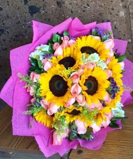 Arreglo floral gigante de 10 girasoles y 50 rosas rojas premium para entrega sin costo en Ciudad Juárez.