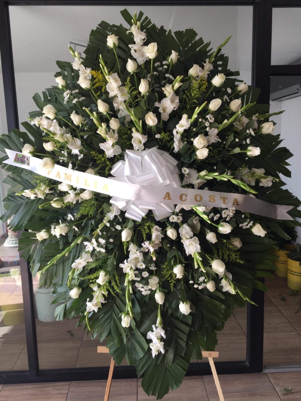 Corona Funebre Gladiola y Rosas - 50 Rosas y 50 Gladiolas