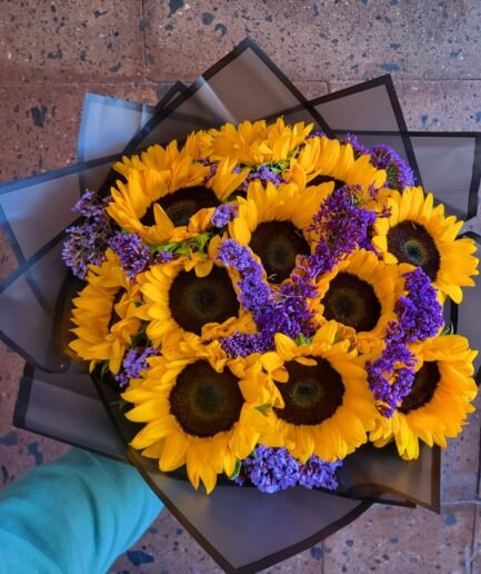 Ramo de 12 girasoles amarillos frescos para envío sin costo en Ciudad Juárez y El Paso.