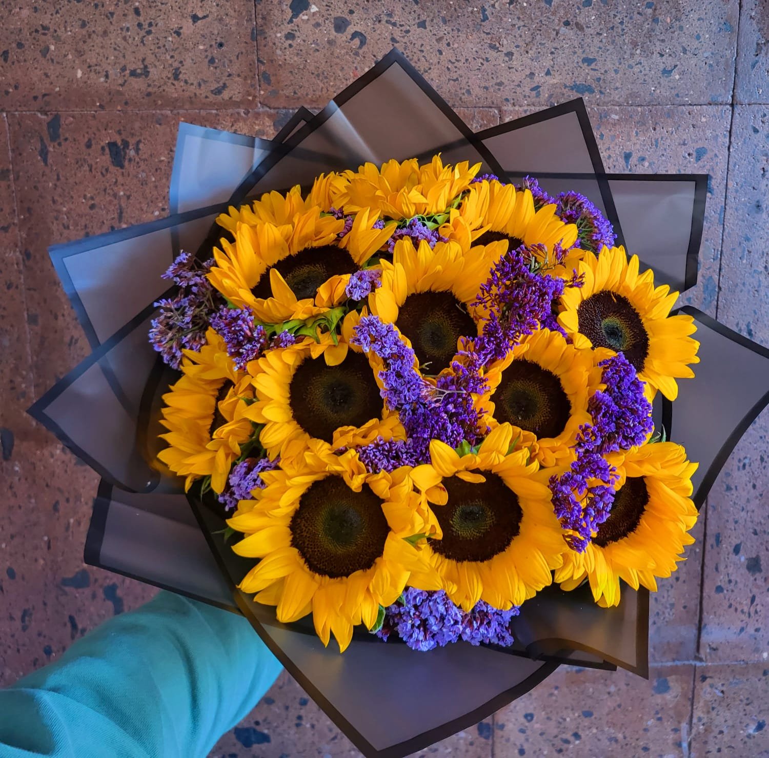 Ramo de 12 girasoles amarillos frescos para envío sin costo en Ciudad Juárez y El Paso.