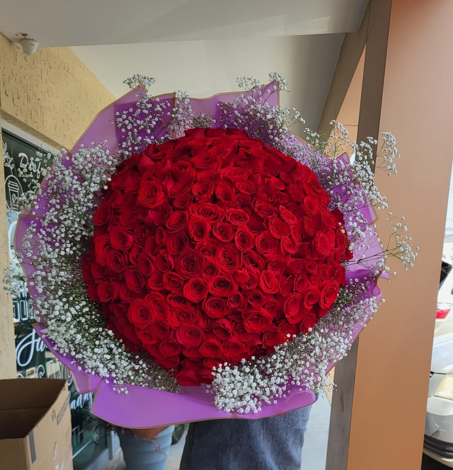 Gigantesco ramo de 300 rosas rojas frescas de exportación, el regalo de máximo lujo en Ciudad Juárez.