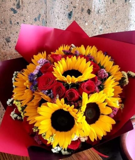 Gran arreglo floral con 10 girasoles brillantes y 25 rosas rojas de exportación para envío sin costo en Ciudad Juárez.