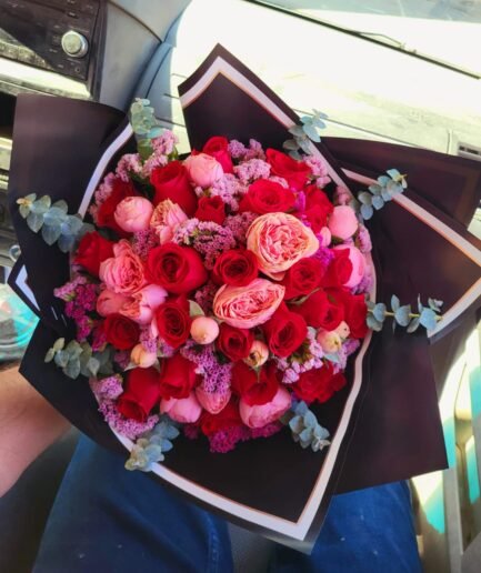 Ramo de lujo con 25 rosas rojas y rosas inglesas tipo peonía para envío sin costo en Ciudad Juárez.
