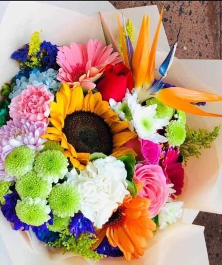 Ramo de flores primaverales con gerberas, margaritas y flores mixtas de colores brillantes para envío sin costo en Ciudad Juárez.