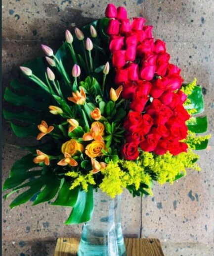 50 Rosas y 20 Tulipanes en Cristal