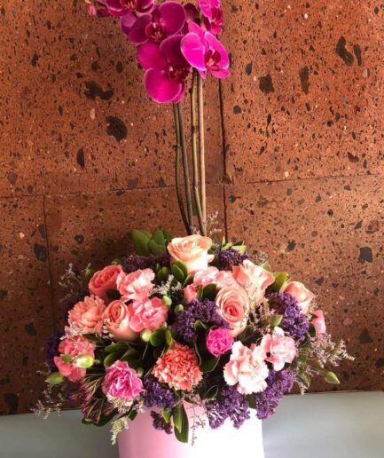 Cilindro 8 rosas, claveles y Orquídea