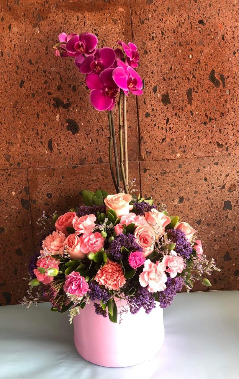 Cilindro 8 rosas, claveles y Orquídea