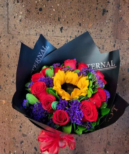 Ramo de 1 girasol brillante rodeado de 12 rosas rojas premium para envío sin costo en Ciudad Juárez.