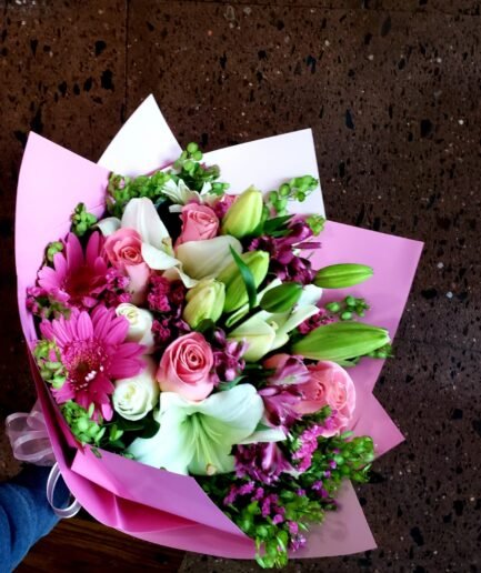 Ramo mixto con rosas rojas, gerberas de colores y lilis blancas frescas para envío sin costo en Ciudad Juárez.