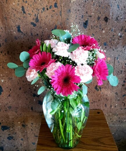 Gerberas y claveles en base de cristal
