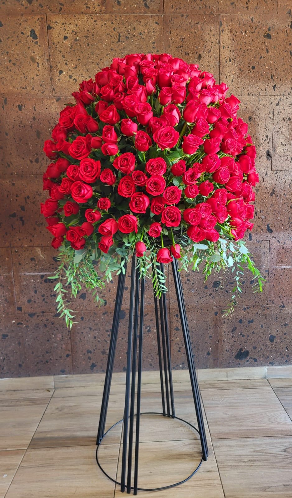 365 Rosas en base de herrería