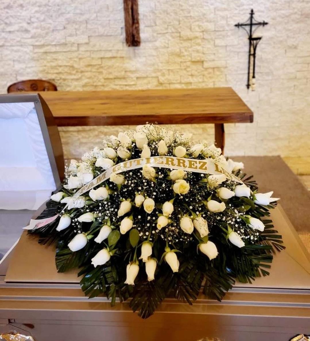 Cubre feretro 100 rosas