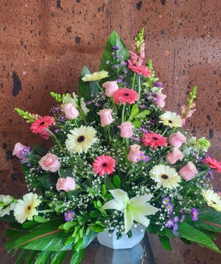 Maceta rosas gerberas y perritos