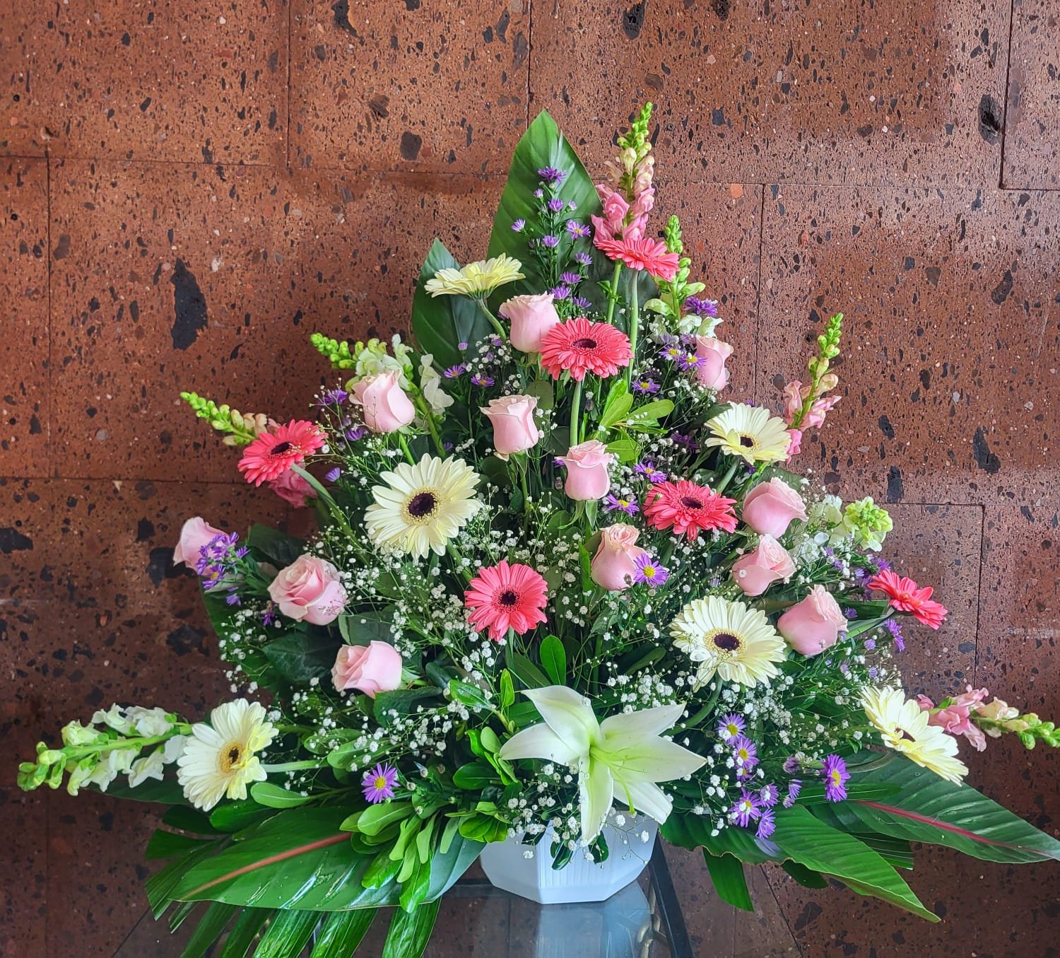 Maceta rosas gerberas y perritos