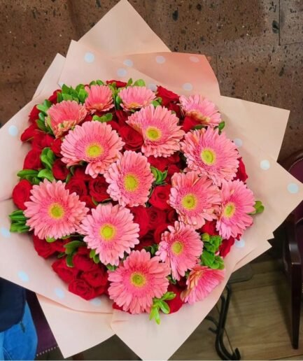 Arreglo floral gigante de 100 rosas y 15 gerberas en Ciudad Juárez