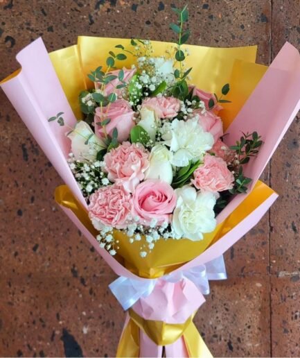 Ramo de rosas rojas premium y claveles rosas frescos con follaje verde para envío sin costo en Ciudad Juárez.