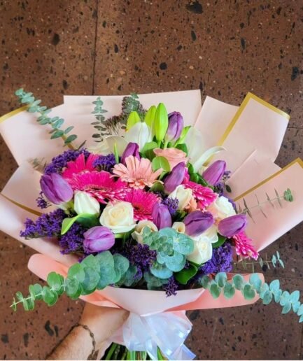 Ramo floral con tulipanes, rosas rojas, lilis blancas y gerberas para envío sin costo en Ciudad Juárez.