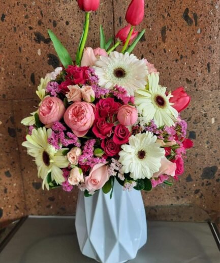 Tulipanes, rosas, mini rosas, gerberas y rosa inglesa