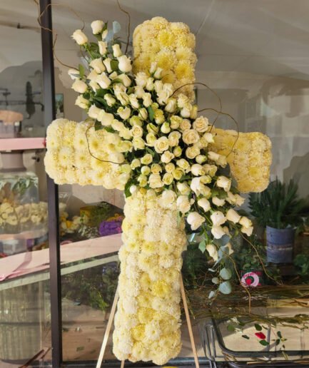 Cruz 1.5 metros con 100 rosas y polares