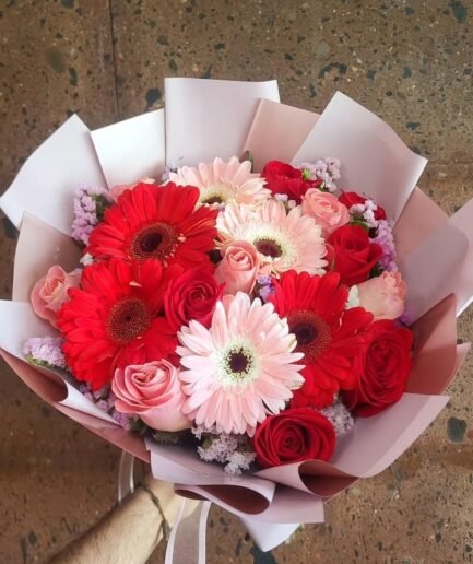 Ramo 12 rosas y 6 gerberas