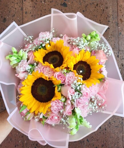 Ramo girasoles, claveles, rosas y perritos