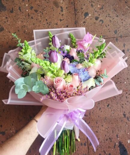 Ramo de 24 rosas y tulipanes para envío en Ciudad Juárez