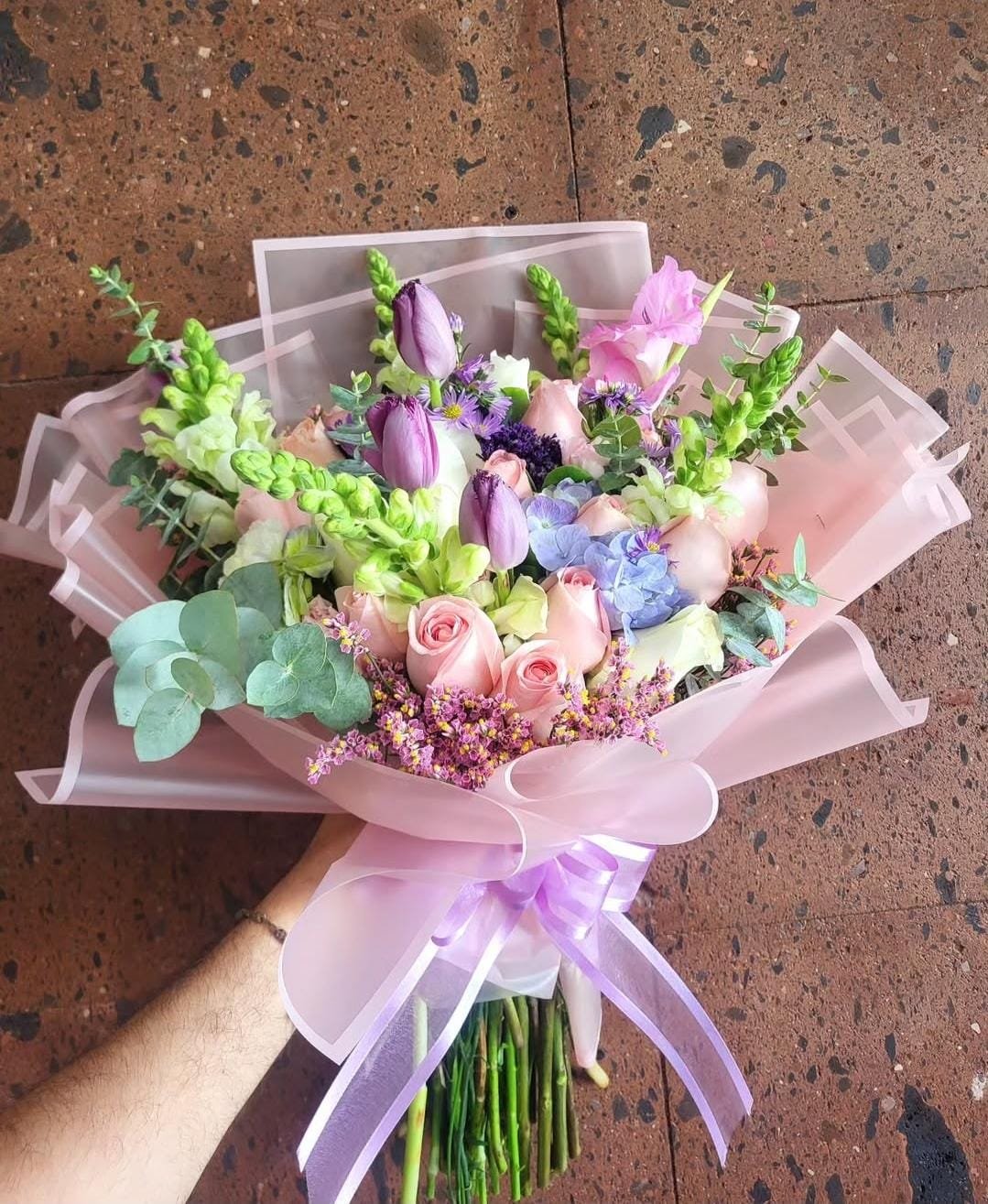 Ramo de 24 rosas y tulipanes para envío en Ciudad Juárez