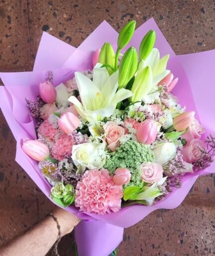 Ramo de rosas rojas, lilis blancas, claveles rosas y tulipanes frescos para envío sin costo en Ciudad Juárez.