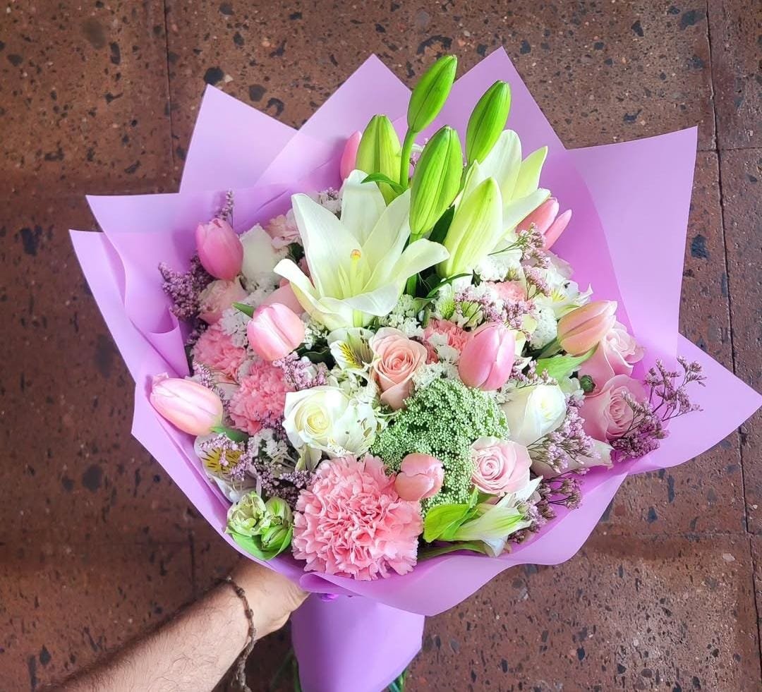 Ramo de rosas rojas, lilis blancas, claveles rosas y tulipanes frescos para envío sin costo en Ciudad Juárez.