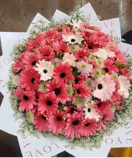 Ramo gigante con 50 gerberas de colores variados y margaritas blancas frescas para envío sin costo en Ciudad Juárez.
