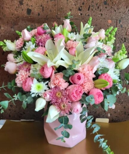 Arreglo floral en cilindro con rosa inglesa, lilis y perritos para entrega en Ciudad Juárez