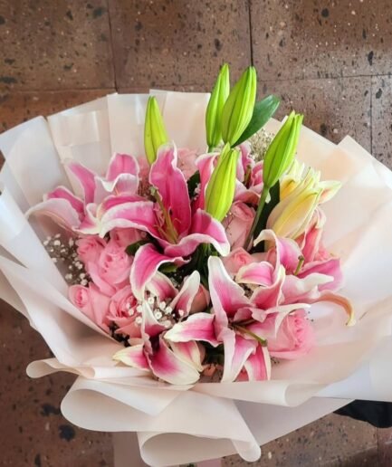 Ramo de 25 rosas rojas premium y flores de acapulco rosa con aroma intenso para envío sin costo en Ciudad Juárez.