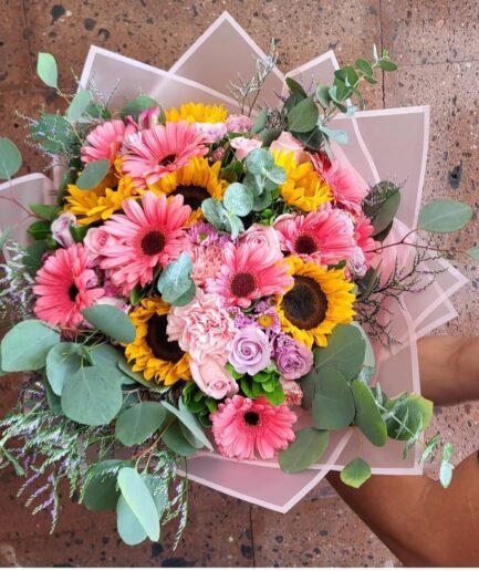 Ramo mixto con girasoles grandes, rosas rojas, gerberas coloridas y claveles frescos para envío sin costo en Ciudad Juárez.