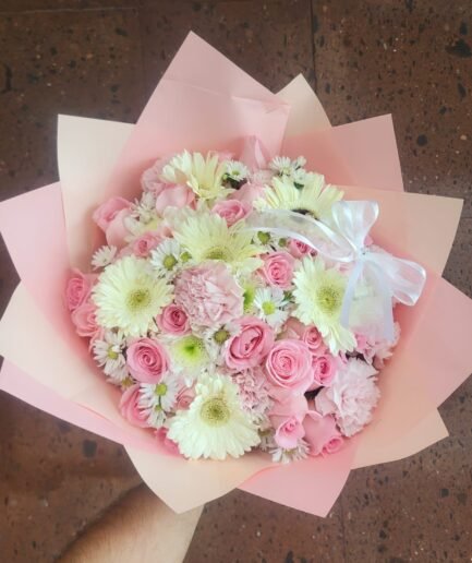 Ramo colorido con rosas rojas, gerberas naranjas, margaritas blancas y claveles para envío sin costo en Ciudad Juárez.