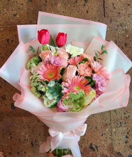 Arreglo floral gigante Ramo Universo con variedad de flores exóticas y rosas para envío sin costo en Ciudad Juárez.