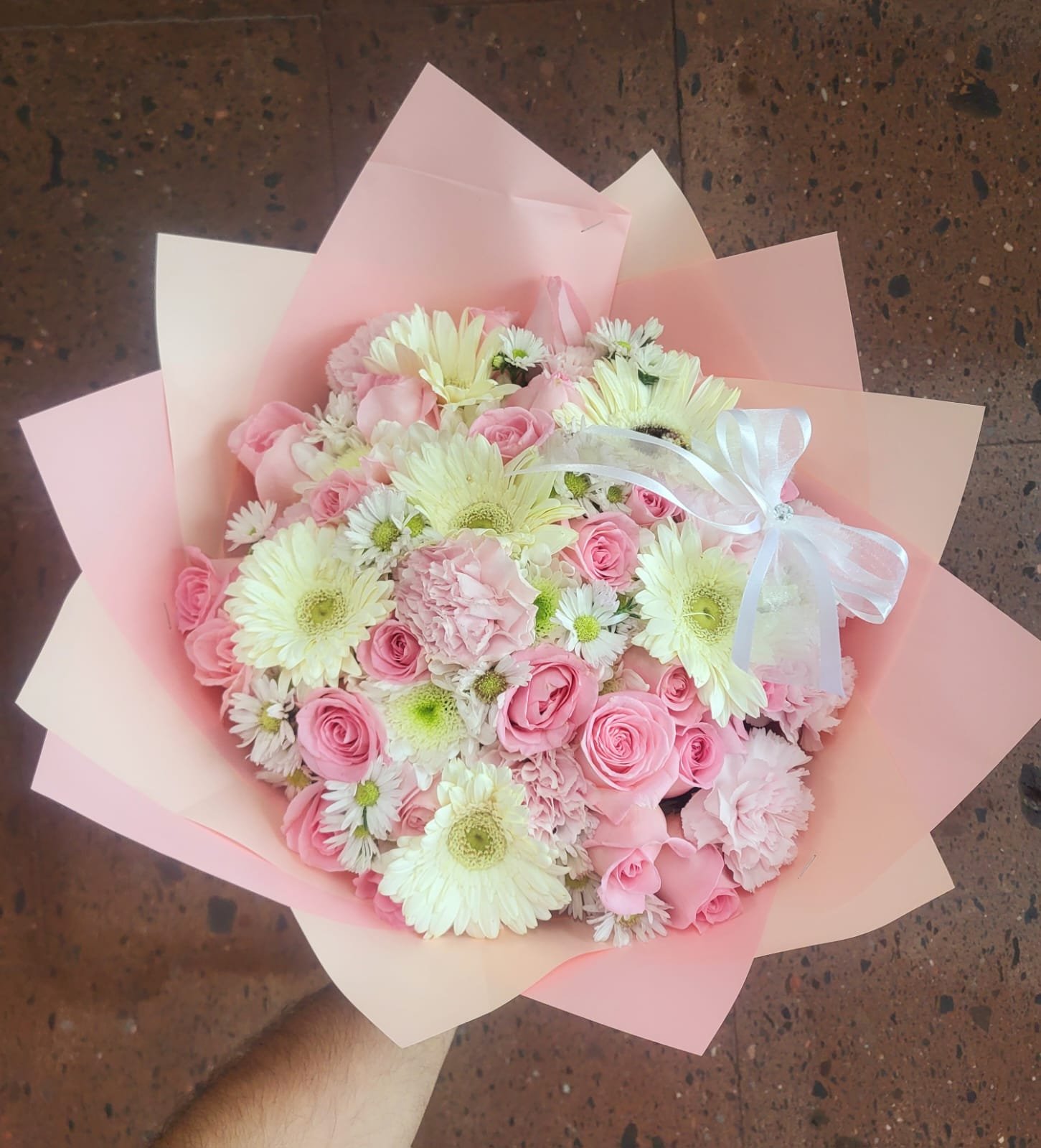 Ramo colorido con rosas rojas, gerberas naranjas, margaritas blancas y claveles para envío sin costo en Ciudad Juárez.