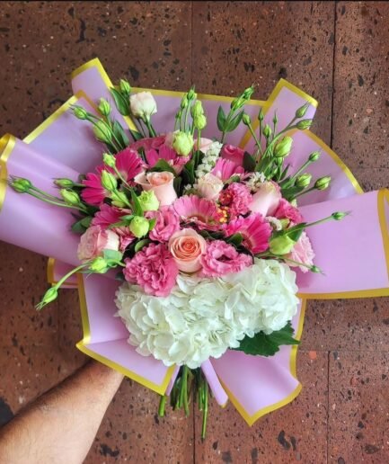 Ramo de flores con hortensias azules, lisianthus blancos, rosas rosadas y gerberas para envío sin costo en Ciudad Juárez.