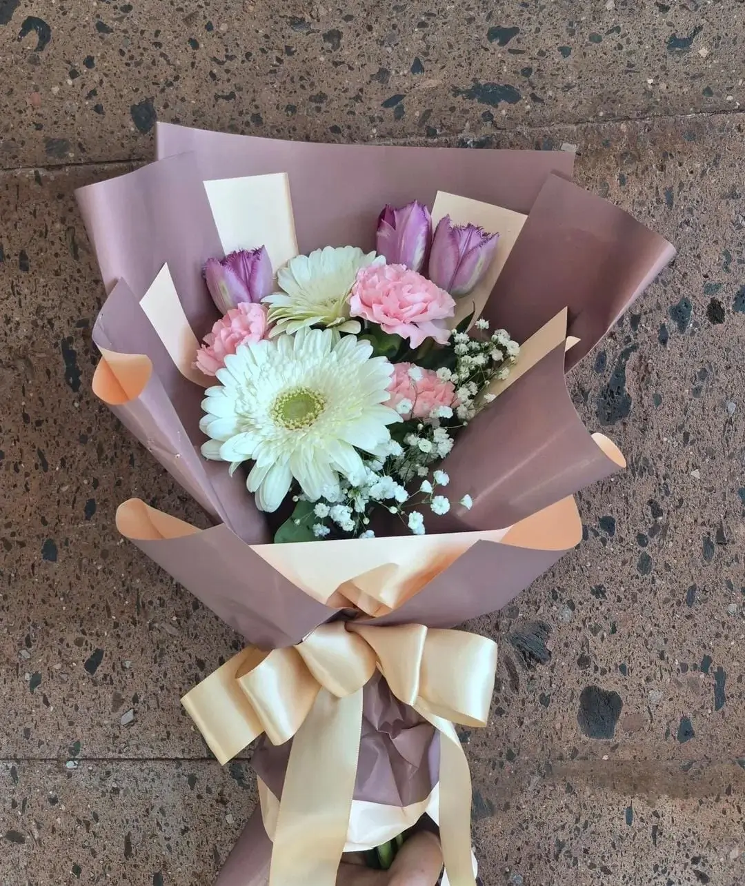 Ramo de tulipanes morados, gerberas blancas y claveles rosas con envoltura elegante para envío sin costo en Ciudad Juárez.